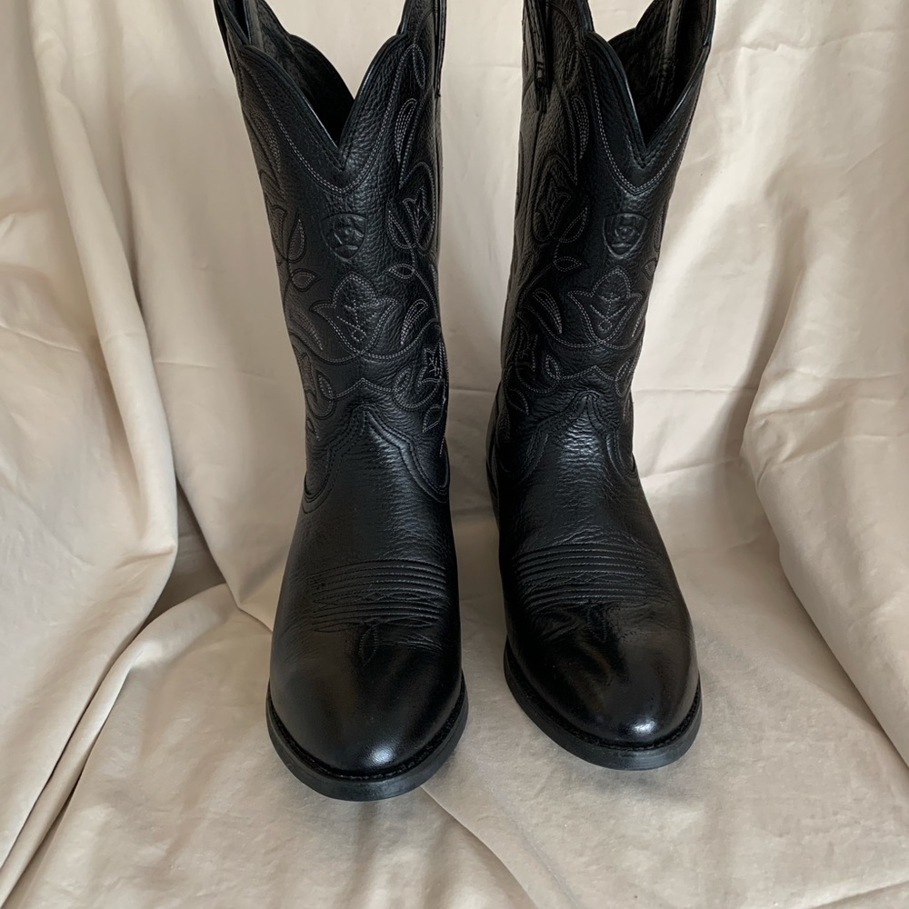 Beautiful Ariat Size 8 Western Style Boots